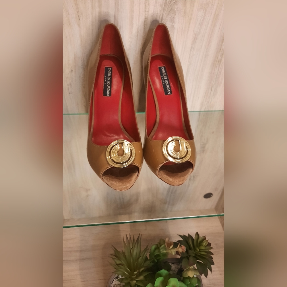 Charles Jourdan Open Toe Tan Patent Stiletto Shoes with Gold Tiara, Size 8